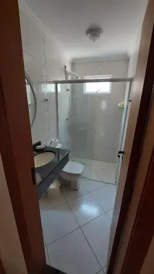 Uma casa de banho em Large Ap 3q 250m Praia de Bombas