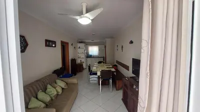 Uma televisão e/ou sistema de entretenimento em Large Ap 3q 250m Praia de Bombas