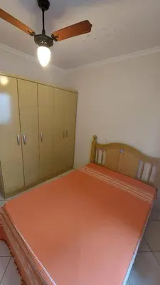 Uma cama ou camas num quarto em Large Ap 3q 250m Praia de Bombas