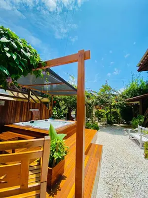 Um jardim no exterior de Apartamento com vista panorâmica em Bombas