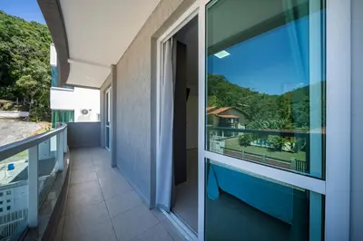 Uma vista geral da montanha ou uma vista da montanha a partir do apartamento