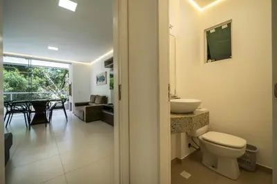 Uma casa de banho em Seu Paraíso em Bombinhas Apto Totalmente Equipado a 3 Minutos da Areia