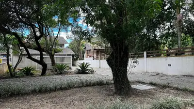 Um jardim no exterior de Residencial Martins
