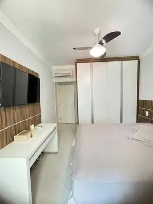A planta de Apto espaçoso e confortável reto com o mar