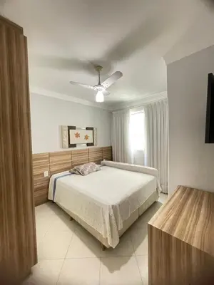 A planta de Apto espaçoso e confortável reto com o mar