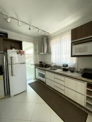 A planta de Apto espaçoso e confortável reto com o mar