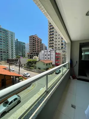A planta de Apto espaçoso e confortável reto com o mar