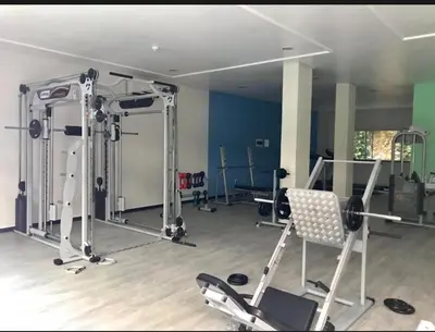 O centro de fitness e/ou as comodidades de fitness de Summer Beach 300 mt da praia com amplo lazer e mobília nova