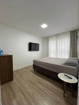 Uma televisão e/ou sistema de entretenimento em Apartment duplex - Bombas