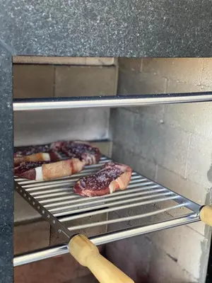 As comodidades para churrasco disponíveis para os clientes deste apartamento