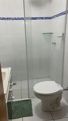 Uma casa de banho em Casa com piscina em BC