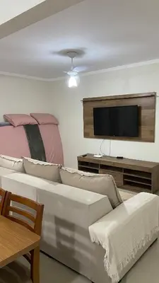 Uma televisão e/ou sistema de entretenimento em Casa com piscina em BC