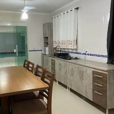 Casa com piscina em BC