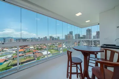 Uma vista geral de Porto Belo ou a vista da cidade a partir do apartamento