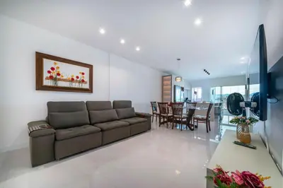 Uma área de estar em Confortável e Novo Próx. Praia - Porto Belo PX5674