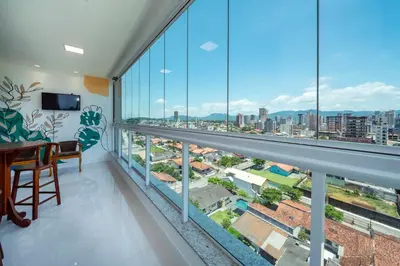 Uma varanda ou terraço em Confortável e Novo Próx. Praia - Porto Belo PX5674