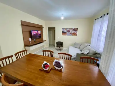 Uma televisão e/ou sistema de entretenimento em Apê 120m do mar, perto de tudo