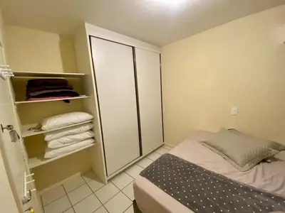 Uma cama ou camas num quarto em Apê 120m do mar, perto de tudo