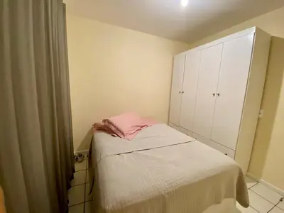 Uma cama ou camas num quarto em Apê 120m do mar, perto de tudo