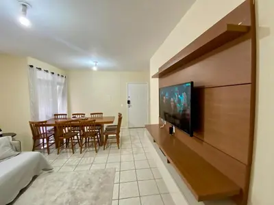 Uma televisão e/ou sistema de entretenimento em Apê 120m do mar, perto de tudo