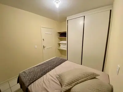Uma cama ou camas num quarto em Apê 120m do mar, perto de tudo