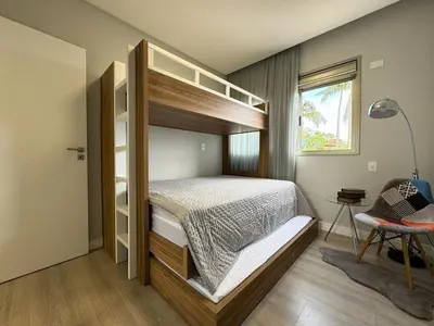 Uma cama ou camas num quarto em aconchegante apartamento com vista para o mar