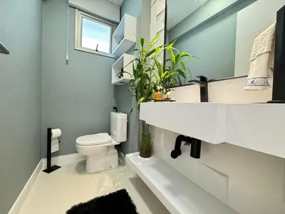 Uma casa de banho em aconchegante apartamento com vista para o mar
