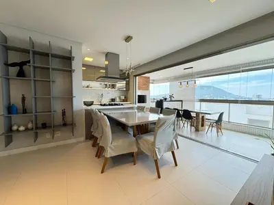 A cozinha ou kitchenette de aconchegante apartamento com vista para o mar
