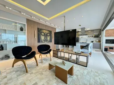 Uma televisão e/ou sistema de entretenimento em aconchegante apartamento com vista para o mar