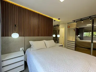 Uma cama ou camas num quarto em aconchegante apartamento com vista para o mar