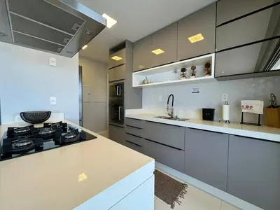 A cozinha ou kitchenette de aconchegante apartamento com vista para o mar