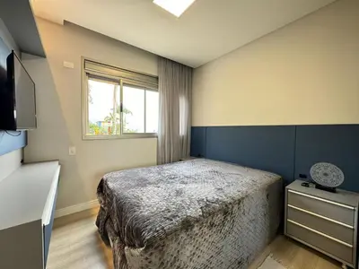 Uma cama ou camas num quarto em aconchegante apartamento com vista para o mar