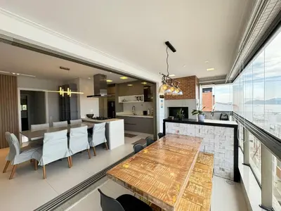 A cozinha ou kitchenette de aconchegante apartamento com vista para o mar