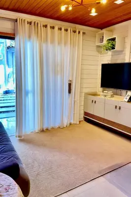 Uma televisão e/ou sistema de entretenimento em Casa 2 quartos - Refúgio Porto Belo