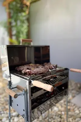 As comodidades para churrasco disponíveis para os clientes desta casa de férias