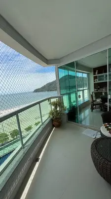 Uma varanda ou terraço em Lindo Ap Alto Padrão Frente Mar na Barra Sul em BC