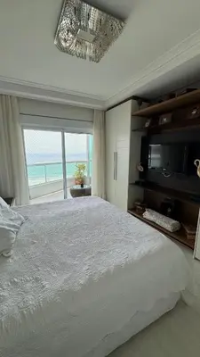 Uma cama ou camas num quarto em Lindo Ap Alto Padrão Frente Mar na Barra Sul em BC