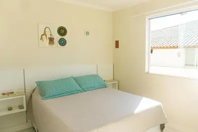 Uma cama ou camas num quarto em Quarto aconchegante privativo a 150m da praia