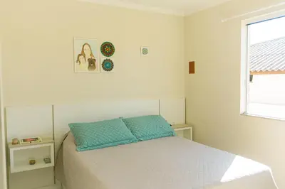 Uma cama ou camas num quarto em Quarto aconchegante privativo a 150m da praia