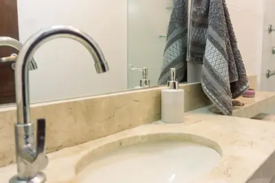 Uma casa de banho em Quarto aconchegante privativo a 150m da praia