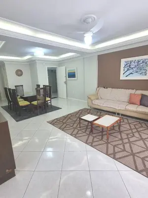 Uma área de estar em Apartamento Itapema Meia Praia