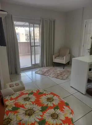 Uma área de estar em Apartamento quadra mar meia praia