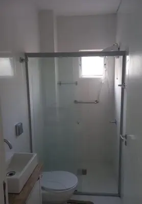 Uma casa de banho em Apartamento quadra mar meia praia