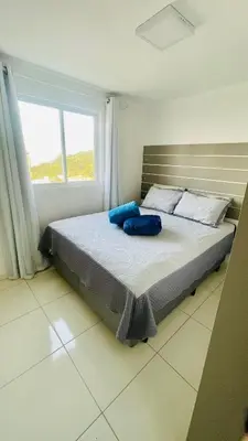 Uma cama ou camas num quarto em AP near the beach with barbecue