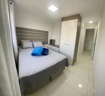 Uma cama ou camas num quarto em AP near the beach with barbecue