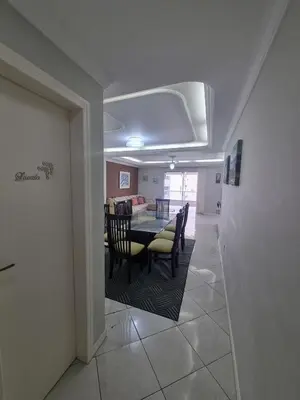 Uma área de estar em Apartamento Itapema Meia Praia