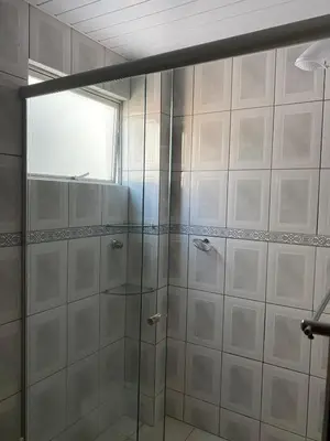 Uma casa de banho em Apartamento 2 quartos 6 minutos à pé da praia