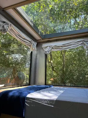 Uma cama ou camas num quarto em Tree House