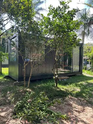 Um jardim no exterior de Tree House