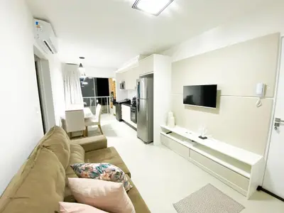 Uma televisão e/ou sistema de entretenimento em Apê Novo em Porto Belo com Piscina próx Bombinhas